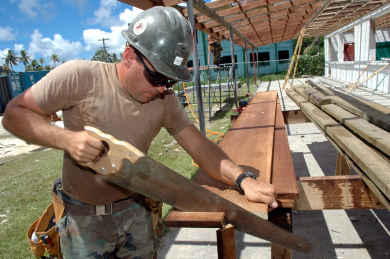 ebeniste-REVEST LES ROCHES-min_worker_construction_building_carpenter_male_job_build_helmet-893290